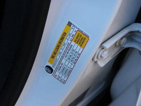 Used 2024 GMC Terrain SLT image 29