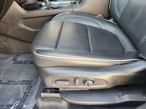 Used 2023 Chevrolet Traverse Premier FWD image 25
