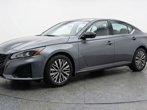 Used 2025 Nissan Altima 2.5 SV image 3