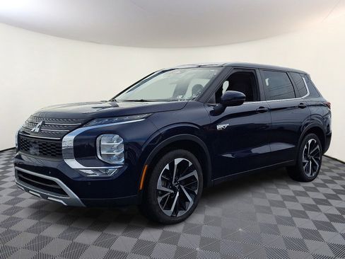 Used 2023 Mitsubishi Outlander SE image 3