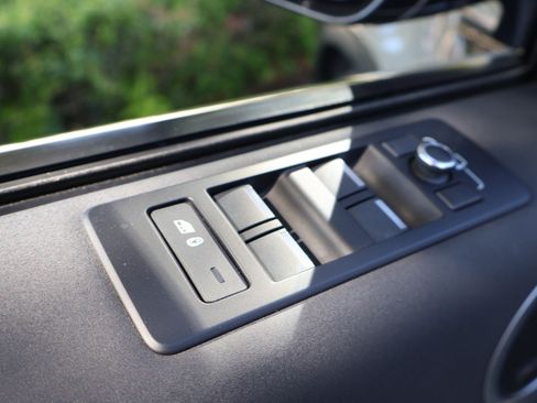 Used 2019 Land Rover Discovery SE AWD/4WD image 15