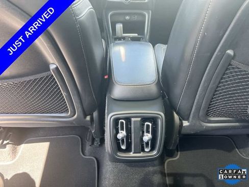 Used 2021 Volvo XC40 T5 Momentum w/ Premium Package AWD/4WD image 17
