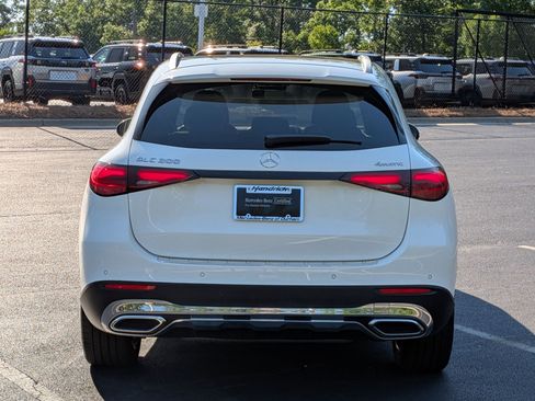 Used 2025 Mercedes-Benz GLC 300 4MATIC image 9