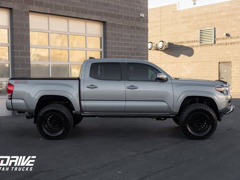 Used 2016 Toyota Tacoma SR5 w/ Towing Package image 8