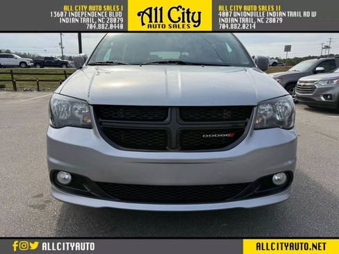 Used 2018 Dodge Grand Caravan SE FWD image 2