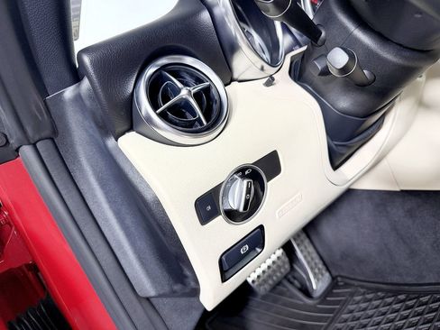 Used 2015 Mercedes-Benz SLK 250 image 35