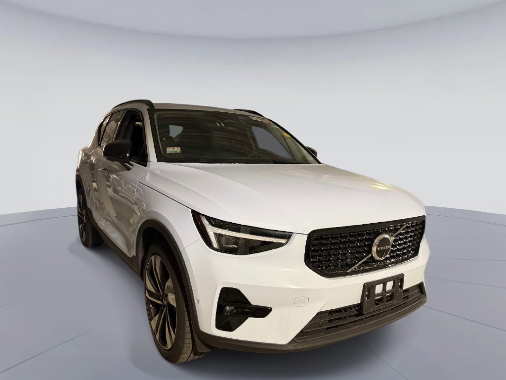 Used 2026 Volvo XC40 B5 Plus AWD/4WD image 3