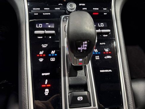 Used 2018 Porsche Panamera RWD image 75