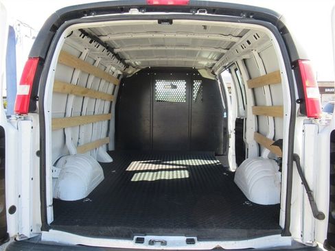 Used 2022 GMC Savana 2500 w/ Driver Convenience Package image 8