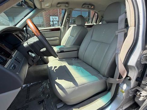 Used 2009 Lincoln Town Car Signature Limited RWD image 29