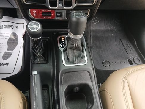 Used 2018 Jeep Wrangler Unlimited Rubicon AWD/4WD image 39