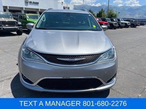 Used 2018 Chrysler Pacifica Touring-L FWD image 11