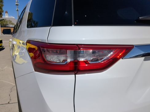 Used 2021 Chevrolet Traverse LT image 10