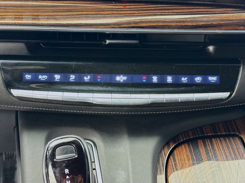 Used 2022 Cadillac Escalade Premium Luxury image 16