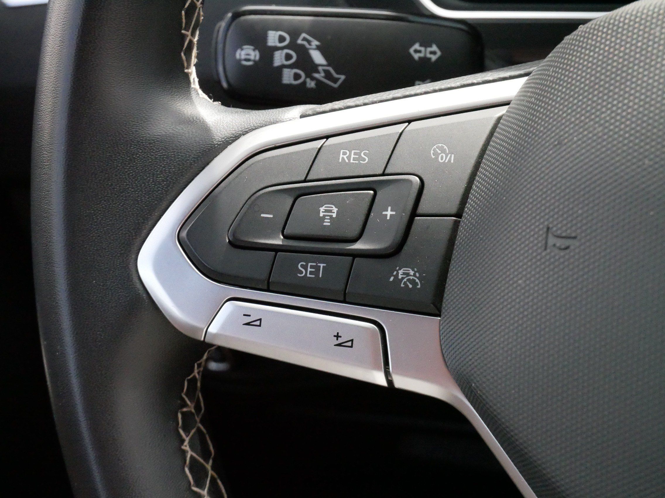 Used 2022 Volkswagen Tiguan SE w/ Panoramic Sunroof Package AWD/4WD image 25