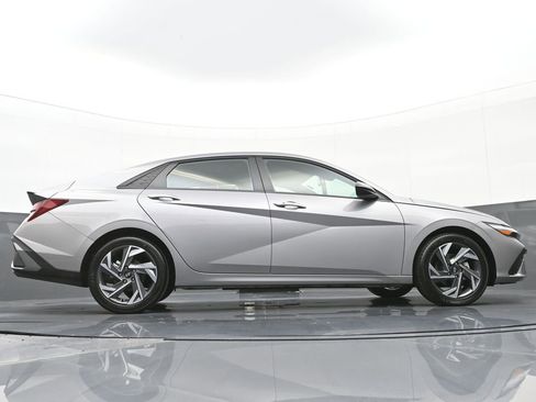 Certified 2025 Hyundai Elantra Sport image 40