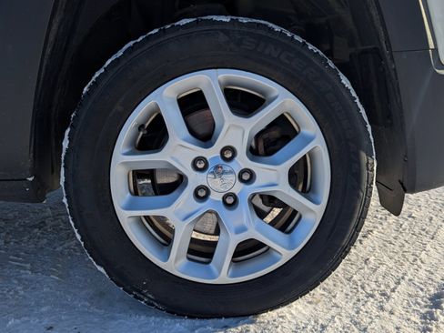 Used 2017 Jeep Renegade Latitude w/ Cold Weather Group image 8