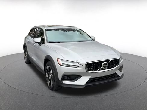 Used 2025 Volvo V60 B5 Cross Country Plus image 3