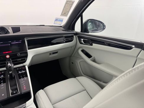 Certified 2025 Porsche Macan Base image 19