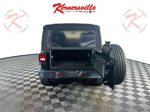 Used 2018 Jeep Wrangler Unlimited Sahara image 29