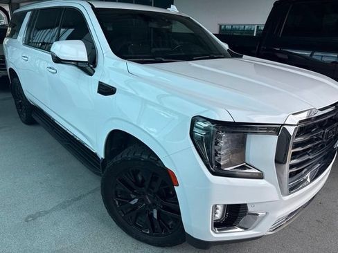 Used 2022 GMC Yukon XL SLT w/ SLT Luxury Package AWD/4WD image 4