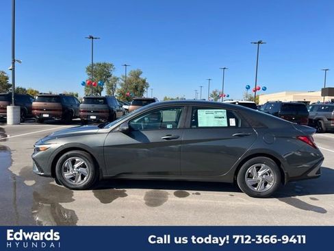 New 2025 Hyundai Elantra SE image 10