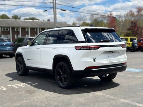 Used 2023 Jeep Grand Cherokee Altitude AWD/4WD image 5