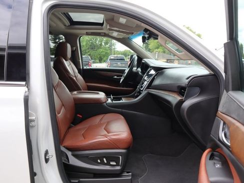 Used 2020 Cadillac Escalade ESV Luxury AWD/4WD image 23