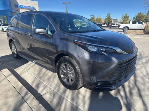 Used 2025 Toyota Sienna XLE image 3
