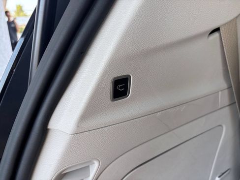 Used 2023 Chrysler Pacifica Touring-L FWD image 22