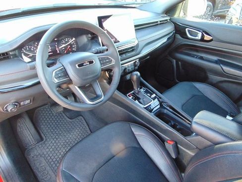 Used 2025 Jeep Compass Trailhawk AWD/4WD image 12