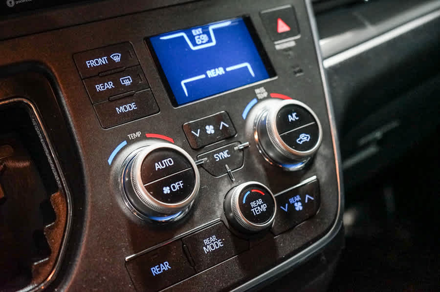 Used 2018 Toyota Sienna SE w/ Carpet Mat Package FWD image 25