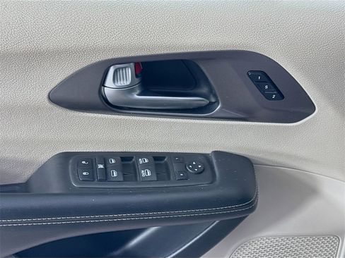 Used 2022 Chrysler Pacifica Touring-L image 18