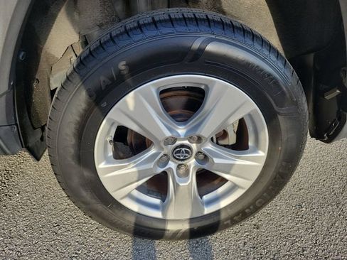 Used 2019 Toyota RAV4 XLE FWD image 6