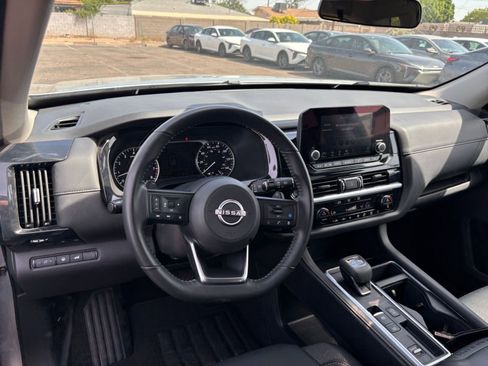 Used 2025 Nissan Pathfinder SV image 35