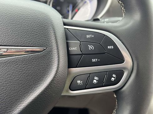 Used 2023 Chrysler Pacifica Touring-L image 26