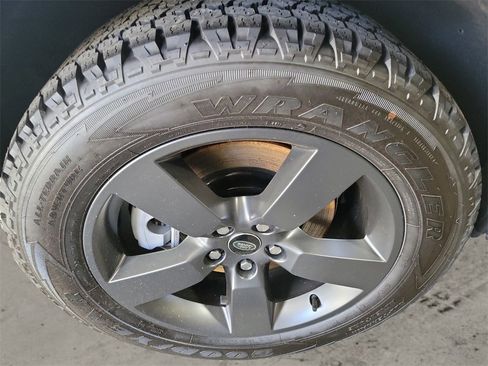 New 2024 Land Rover Defender 110 SE image 13