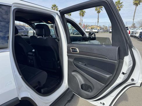 Used 2017 Jeep Grand Cherokee Laredo image 17