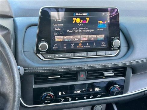 Used 2023 Nissan Rogue SV image 10