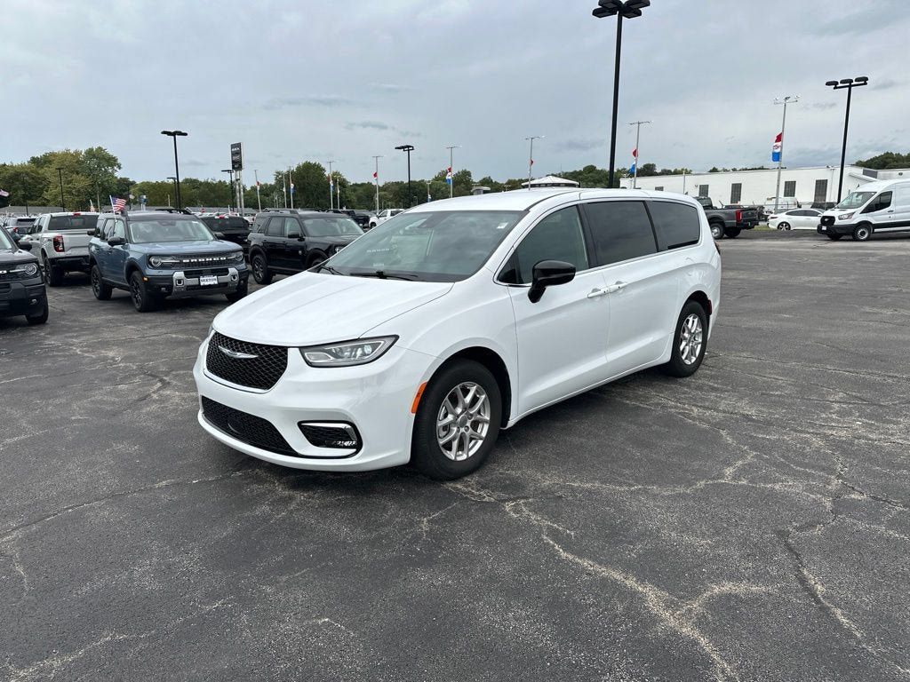 Used 2025 Chrysler Pacifica Select FWD image 3
