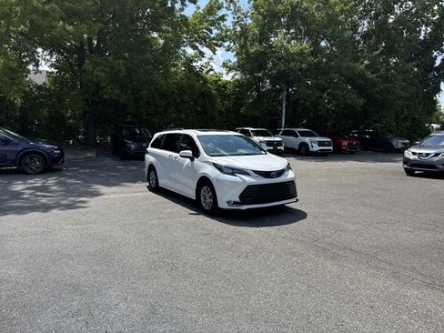 Used 2024 Toyota Sienna XLE FWD image 3