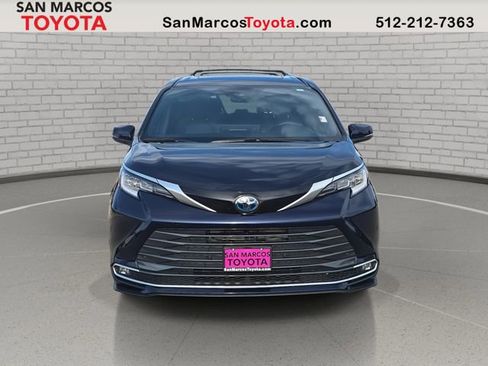 Used 2025 Toyota Sienna Limited image 2