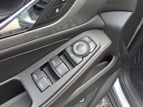 Used 2023 Chevrolet Traverse LT FWD image 17