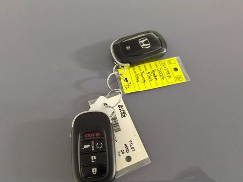Used 2024 Honda Pilot Touring image 29