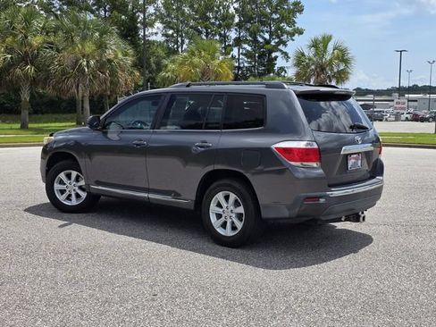Used 2012 Toyota Highlander SE w/ Tow Pkg FWD image 4