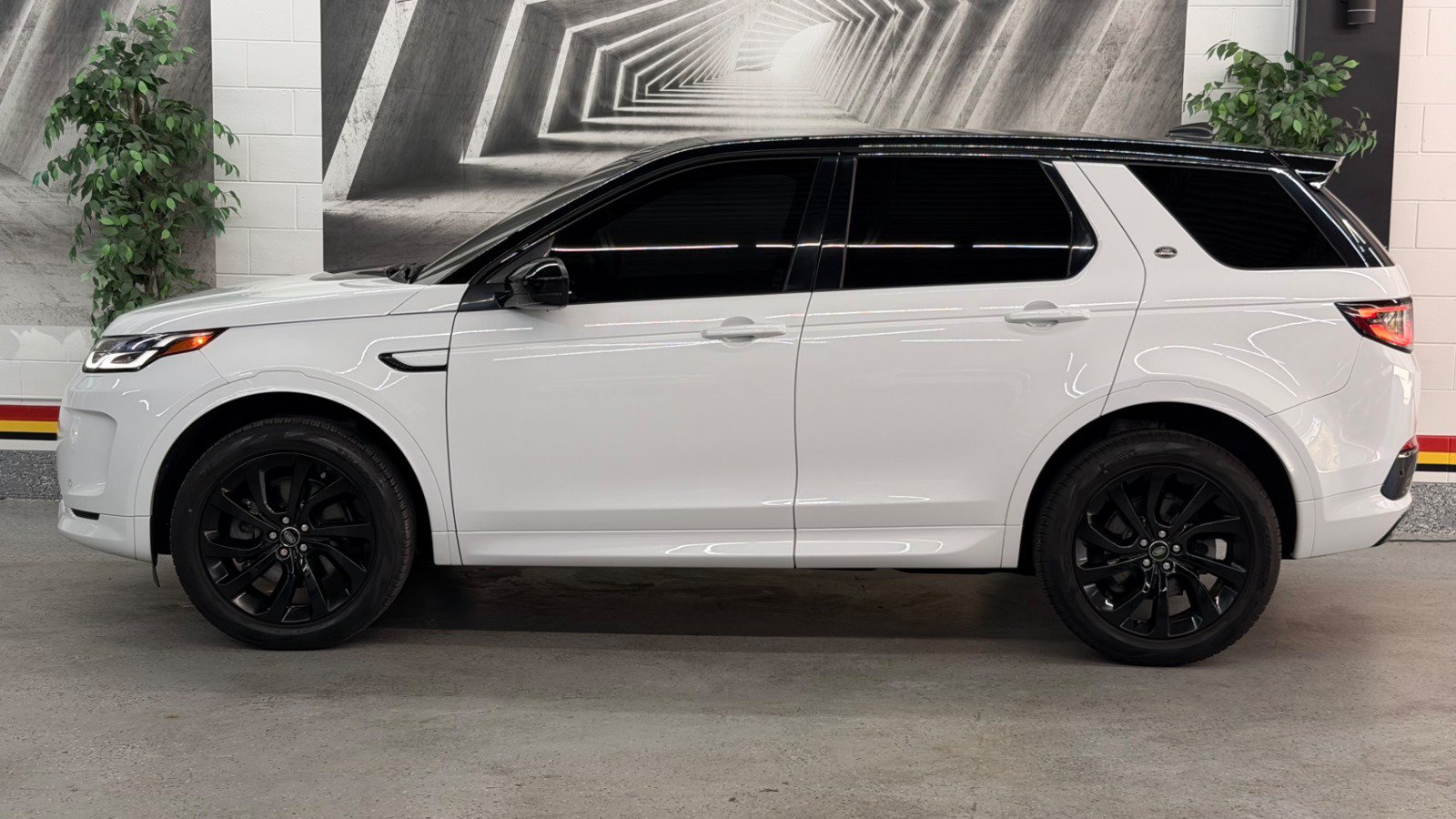 Used 2023 Land Rover Discovery Sport SE R-Dynamic AWD/4WD image 5