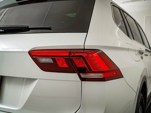 Used 2023 Volkswagen Tiguan SE w/ Panoramic Sunroof Package image 9