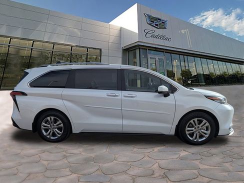 Used 2023 Toyota Sienna Platinum image 7