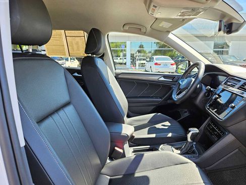 Used 2024 Volkswagen Tiguan SE image 11