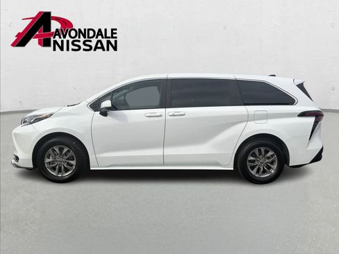 Used 2024 Toyota Sienna LE image 3